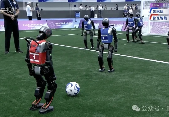 笑死，人形机器人运动会全是鬼畜名场面！这锅粥大家来趁乱喝了吧