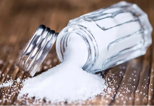 老人想戒盐。听了AI建议后，不仅患上罕见病，还成了精神病…..