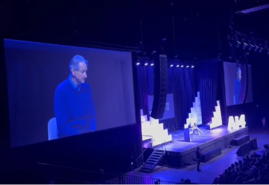 Hinton预言「AI妈妈」刷屏硅谷！李飞飞：人类或将毫无尊严