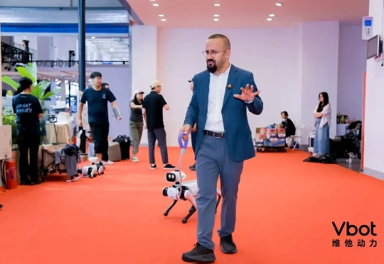 AI 是具身智能的胜负手吗？半年融资3亿后，VBot 首款产品做得怎么样？｜对谈维他动力联创赵哲伦